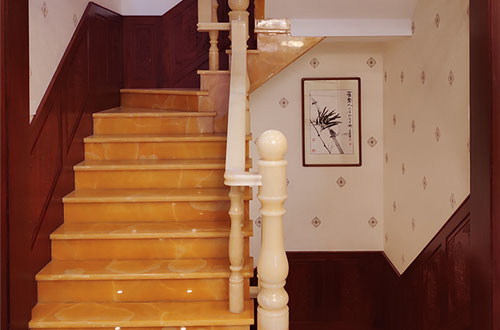 安化中式别墅室内汉白玉石楼梯的定制安装装饰效果